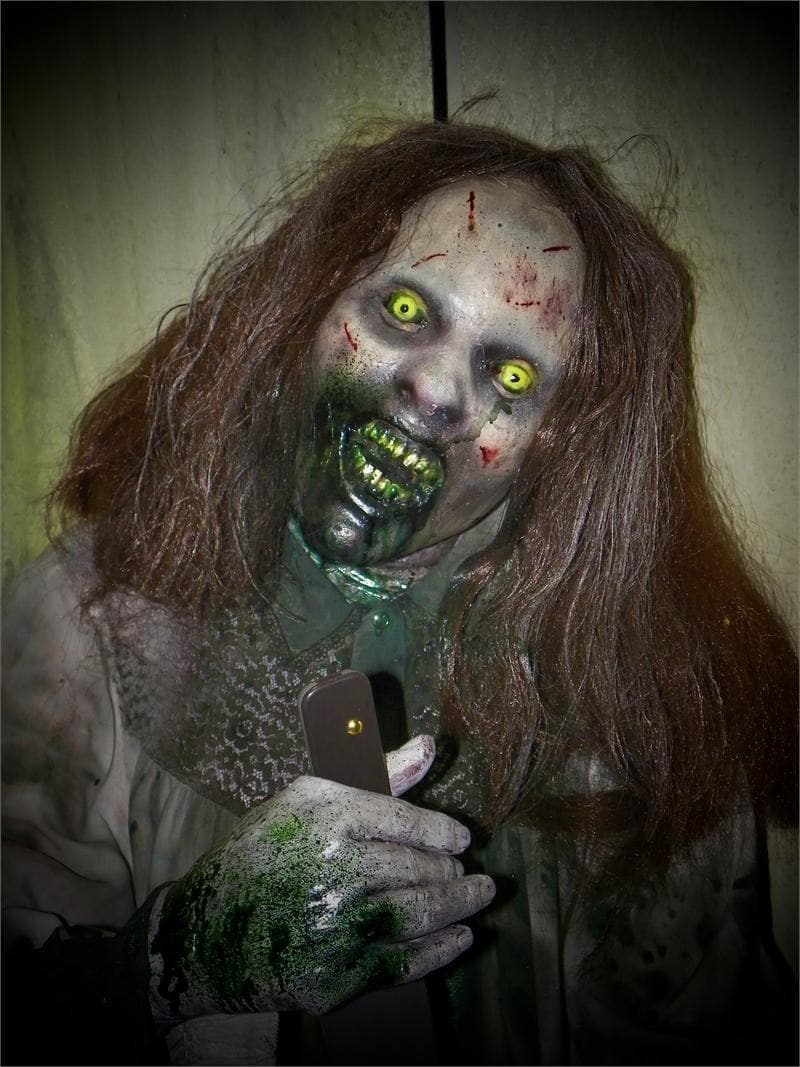 "Fear Flex - Demonic Dead" Flexible Zombie Halloween Prop