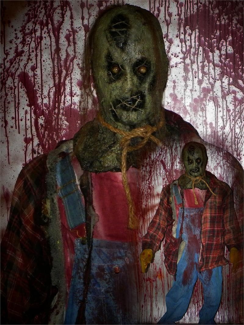 "Killer Scarecrow" Bloody Monster Halloween Prop